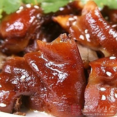 豬腳洗淨,剁成小塊,放入滾水中汆燙至變色,撈出瀝干水份備用 豬腳洗淨,剁成小塊,放入滾水中汆燙至變色,撈出瀝干水份備用