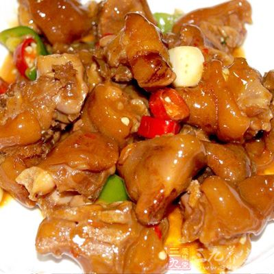 把豬腳洗淨,清除雜毛(可以請菜場師傅幫忙)剁成塊,放在沸水中煮3分鐘,去除血水 把豬腳洗淨,清除雜毛(可以請菜場師傅幫忙)剁成塊,放在沸水中煮3分鐘,去除血水