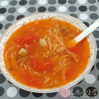 豆芽去根後用冷水泡一會兒，洗淨瀝干