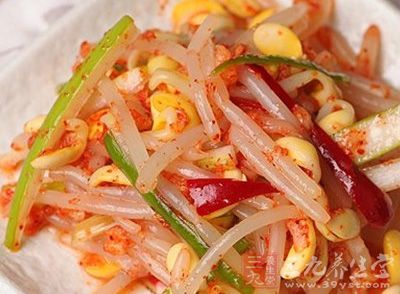 把黃豆芽洗淨，用開水焯一下撈起，用涼水過一下，撈起瀝干水分