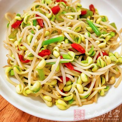 黃豆芽摘去老根，紅甜椒切絲，蔥切絲