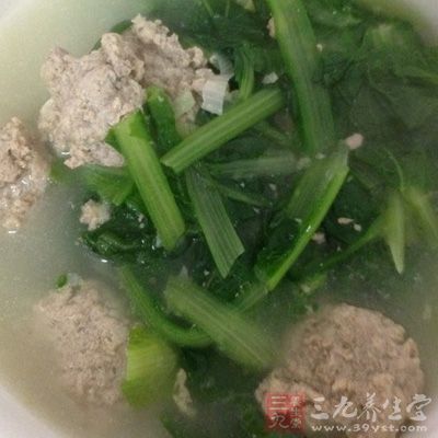 等白菜變熟了，加點雞精攪拌幾下就可以出鍋了