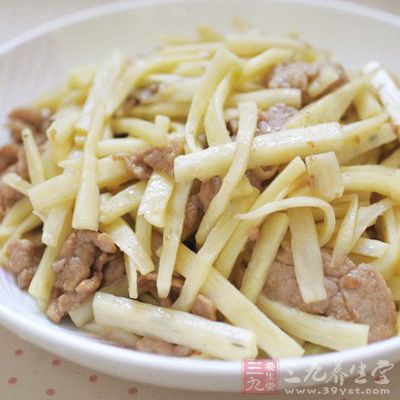 將豬肉順切成片，再順絲切成長6厘米、粗0.2厘米的絲，用雞蛋，水澱粉漿勻