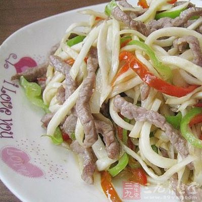 .茭白、豆干、青椒洗淨，切絲