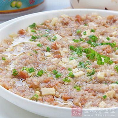 准備好食材，豬梅上肉去掉豬皮，切成小丁，再用刀剁成肉糜