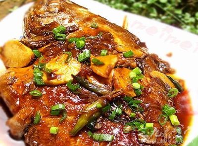 鲳魚洗干淨，魚身切幾刀，抹上鹽腌一會，姜切絲，蒜切片