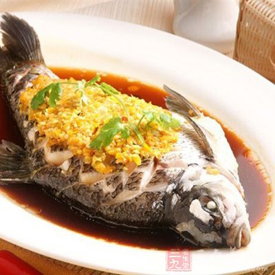 姜洗淨，切片;鲳魚切開腹部，去除鰓及內髒，洗淨