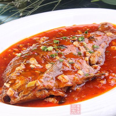 鲳魚去淨鰓，內髒洗淨，在魚的兩面用刀劃上幾道