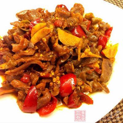 青紅辣椒切小圈、姜蒜切片