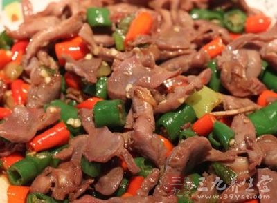 之後切成薄片，蔥、姜切絲，青椒、紅椒、筍切片