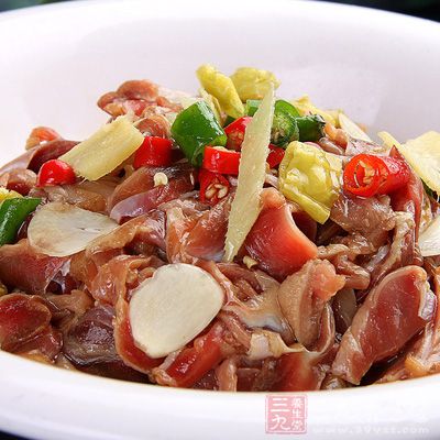 雞胗切片，加幾片生姜、鹽、料酒、醬油拌勻放一邊