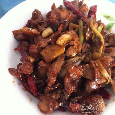 雞胗清洗干淨後切薄片