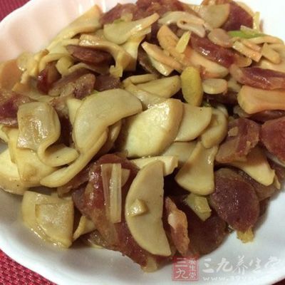 臘腸切片,雞腿菇切去根部後切片 臘腸切片,雞腿菇切去根部後切片