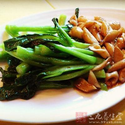 西蘭花掰成小朵,雞腿蘑洗淨,兩樣東西分別到開水裡燙一下 西蘭花掰成小朵,雞腿蘑洗淨,兩樣東西分別到開水裡燙一下