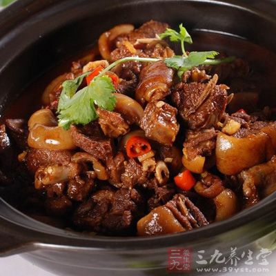 狗肉切成1厘米厚的塊,姜切片,蒜洗淨保留蒜外皮 狗肉切成1厘米厚的塊,姜切片,蒜洗淨保留蒜外皮