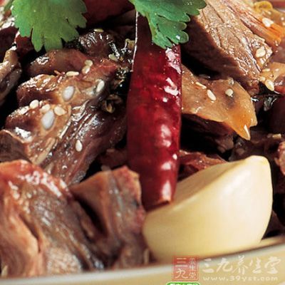 另起鍋放少許油,煸炒,加鹽、味精出鍋裝在盤中心即可 另起鍋放少許油,煸炒,加鹽、味精出鍋裝在盤中心即可