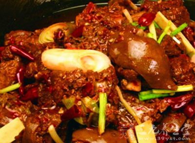 將狗肉放入清水中浸泡一天 將狗肉放入清水中浸泡一天
