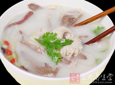 材料：羊肉、料酒、蔥、姜、花椒、干桔皮、山楂、鹽