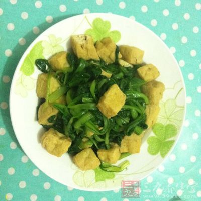 小白菜清洗干淨，切成3公分長的段，再將葉及梗分開