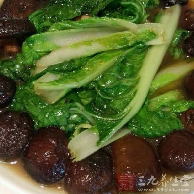 焯1分鐘，馬上撈出，瀝干水。香菇洗淨，切薄片