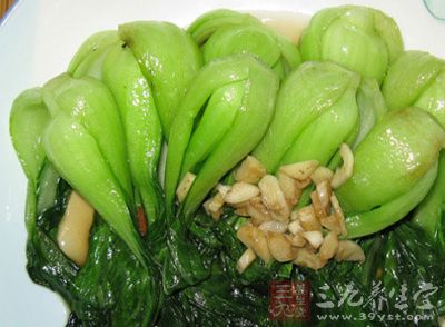 將小白菜理齊、洗淨、切成長3厘米的段