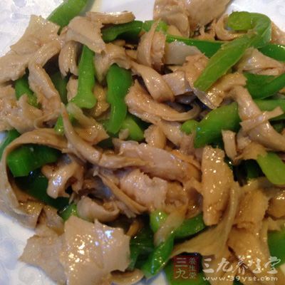 面筋洗干淨，然後用手撕段，不用切，切的沒有撕的好吃。青椒洗干淨，切絲