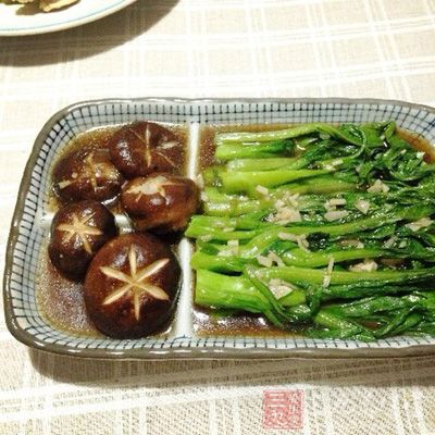 菜心洗淨去根,擇去老的地方 菜心洗淨去根,擇去老的地方