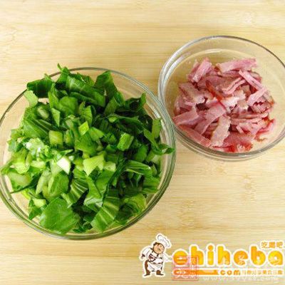 剩飯用點點水輕輕打散,菜心洗干淨控分水,彩椒洗干淨 剩飯用點點水輕輕打散,菜心洗干淨控分水,彩椒洗干淨