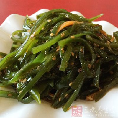 干海帶泡發洗淨切絲，大蔥切絲