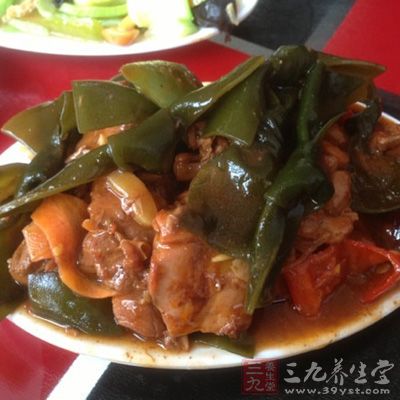 將海帶用清水浸泡4小時，徹底泡發後，洗淨控水