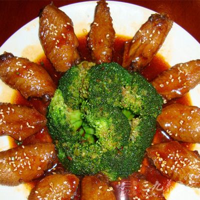 等可樂快燒干時，大火收汁，雞翅即可出鍋