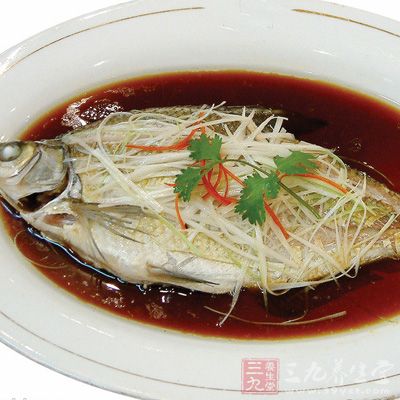 鲳魚洗干淨,魚身切幾刀,抹上鹽腌一會,姜切絲,蒜切片,蔥切蔥花 鲳魚洗干淨,魚身切幾刀,抹上鹽腌一會,姜切絲,蒜切片,蔥切蔥花