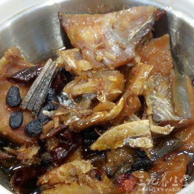 材料:武昌魚1條、豆鼓少許、郫縣豆瓣、花椒、料酒、老抽、姜蒜末、味精、香醋、蔥花 材料:武昌魚1條、豆鼓少許、郫縣豆瓣、花椒、料酒、老抽、姜蒜末、味精、香醋、蔥花
