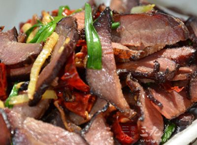 野豬肉提前一晚上用清水泡出多余的鹽份 野豬肉提前一晚上用清水泡出多余的鹽份