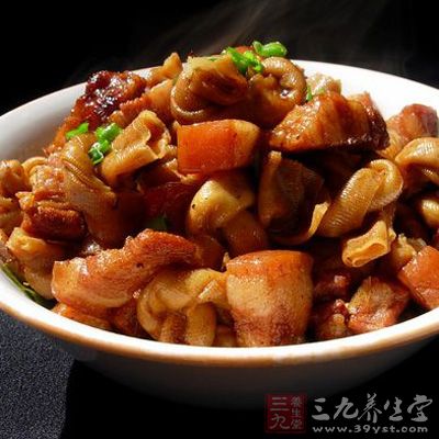添涼水至淹沒肉塊,大火燒開轉至小火慢燒 添涼水至淹沒肉塊,大火燒開轉至小火慢燒