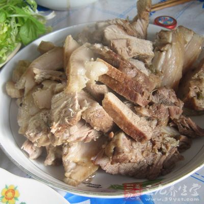 豬肉洗淨,切成大小適中的塊 豬肉洗淨,切成大小適中的塊