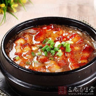 材料:五花肉,蔥,姜(切片),花椒,八角,料酒,老抽,冰糖 材料:五花肉,蔥,姜(切片),花椒,八角,料酒,老抽,冰糖