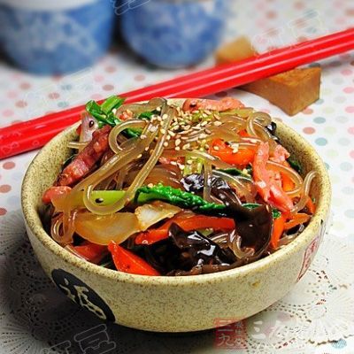 材料:韓式冬粉50g,干香菇3朵,黑木耳10g,洋蔥1/2個等 材料:韓式冬粉50g,干香菇3朵,黑木耳10g,洋蔥1/2個等