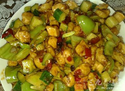 材料：新鮮茄子,油,鹽,水,蔥,肉,香菜,蒜頭,八角,料酒,生粉,生抽,麻油.豆瓣醬