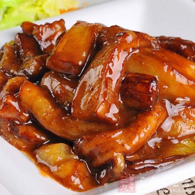倒入澱粉水勾薄芡，拌均勻