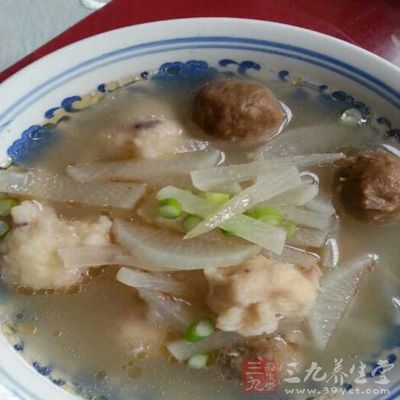 魚丸洗淨,上邊切一個好看的十字花刀備用。再准備幾片綠油油的芹菜葉 魚丸洗淨,上邊切一個好看的十字花刀備用。再准備幾片綠油油的芹菜葉