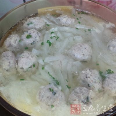 香菇洗淨去蒂切成米 香菇洗淨去蒂切成米