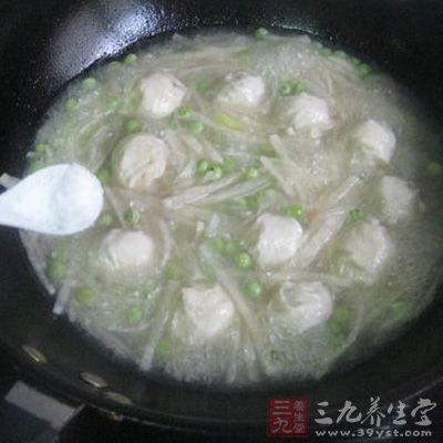 材料:魚丸,咖喱醬,水,迷迭香,鹽 材料:魚丸,咖喱醬,水,迷迭香,鹽
