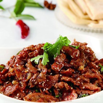 肉變色後，改小火慢慢炒干羊肉的水分