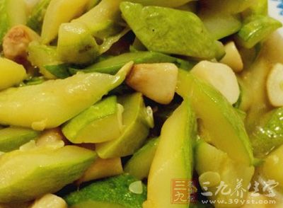 材料:西葫蘆1個,干紅辣椒3個,大蒜7瓣,生抽,鹽,味精 材料:西葫蘆1個,干紅辣椒3個,大蒜7瓣,生抽,鹽,味精