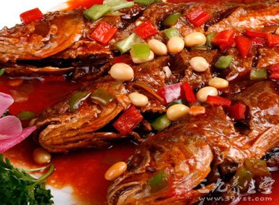 鍋內倒入適量的食油,開大火 鍋內倒入適量的食油,開大火