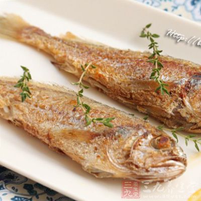 將小黃魚刮鱗,魚腹剖開洗淨,拿掉內髒。麻上鹽,腌制20分鐘,然後瀝干水 將小黃魚刮鱗,魚腹剖開洗淨,拿掉內髒。麻上鹽,腌制20分鐘,然後瀝干水