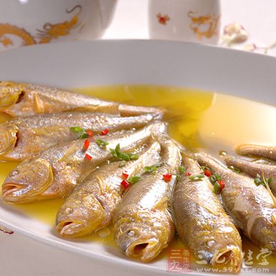 材料:小黃魚,蔥,姜,酒,生抽,蔥油 材料:小黃魚,蔥,姜,酒,生抽,蔥油