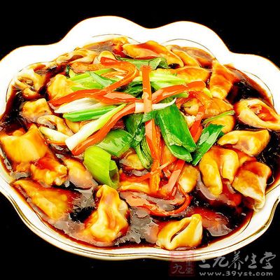 信陽肥腸一條，洋蔥1/4個，青辣椒一個、紅辣椒一個、胡蘿卜一小段