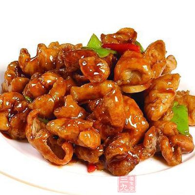 將肥腸洗淨，斜刀切成片，用開水氽燙透後控干水分